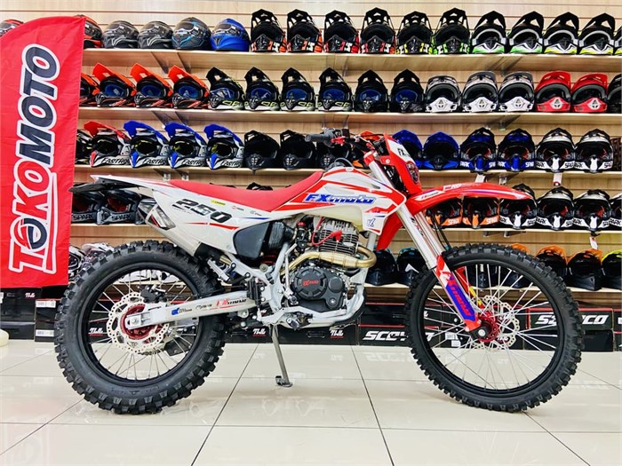 Мотоцикл эндуро FX MOTO YZ-250 (красно-белый) EJYVt0NOj8-5QGrXHku7S3 - фото 21843