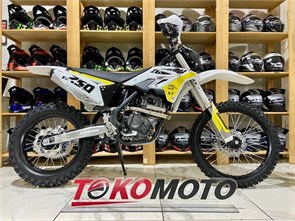 {{photo.Alt || photo.Description || 'Мотоцикл эндуро ZUUMAV FX X7 FXR-250 жёлтый/белый'}}